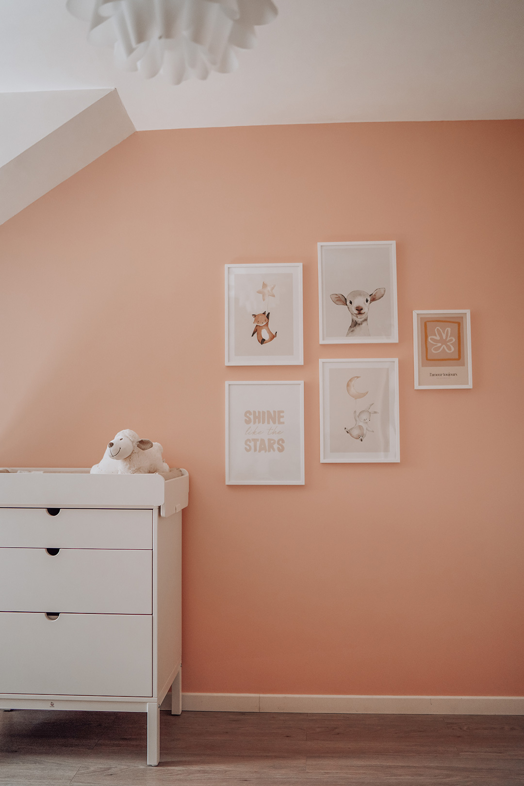 Desenio : chambre baby girl et cadres artistiques et minimalistes